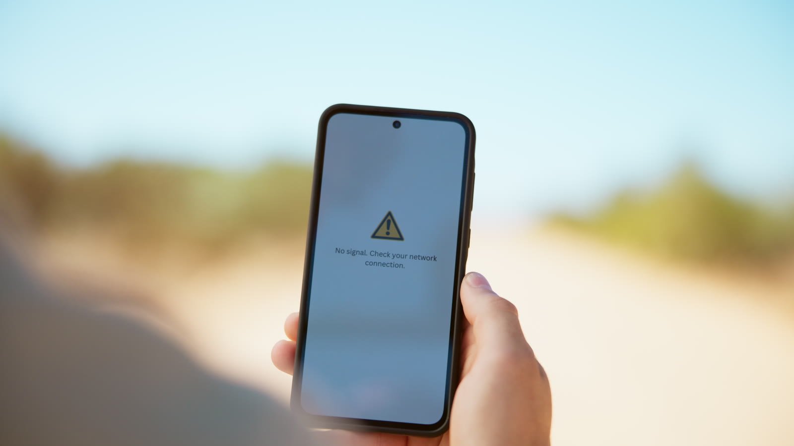 Celular mostrando un error de sin señal en medio de un viaje